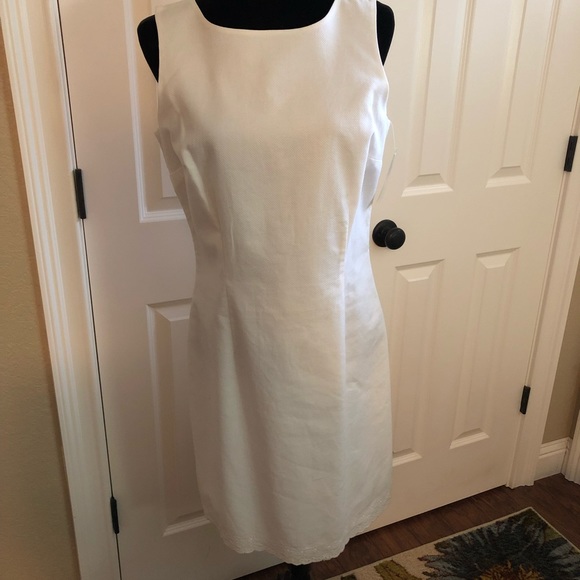 Sleeveless white dress - Picture 1 of 2